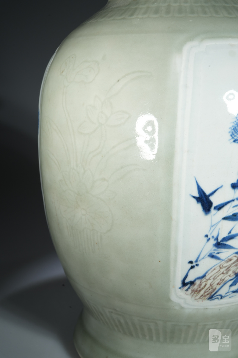 清乾隆 豆青开光青花釉里红松鹤延年瓶 - 图5